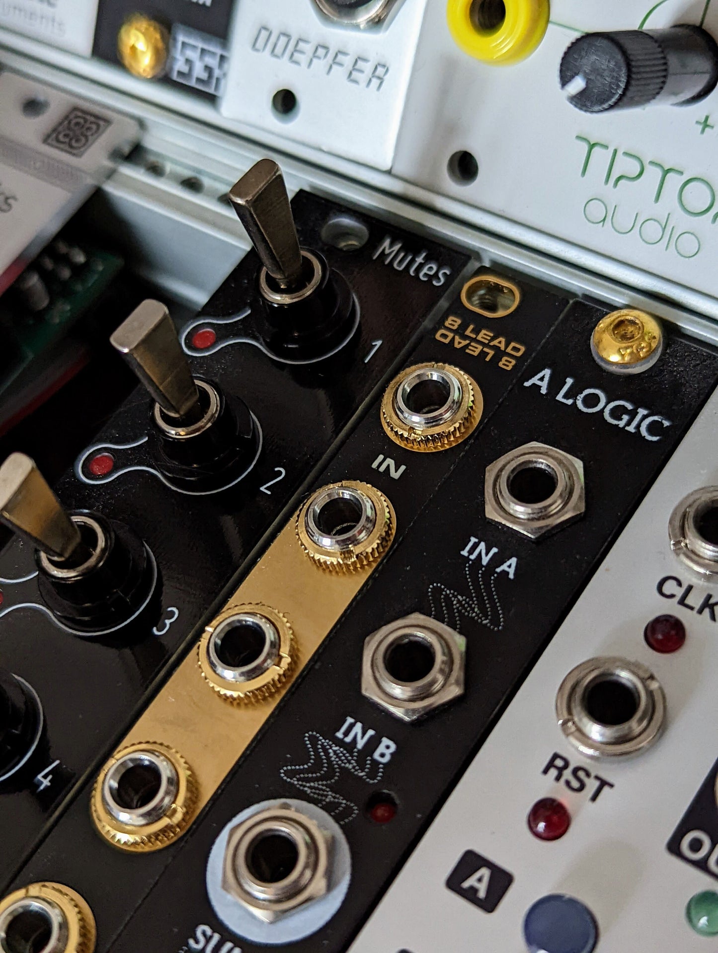 Passive multiple 2hp - Herzlich 8 Lead - passive multiple in black and gold for Eurorack and modular, limited edition