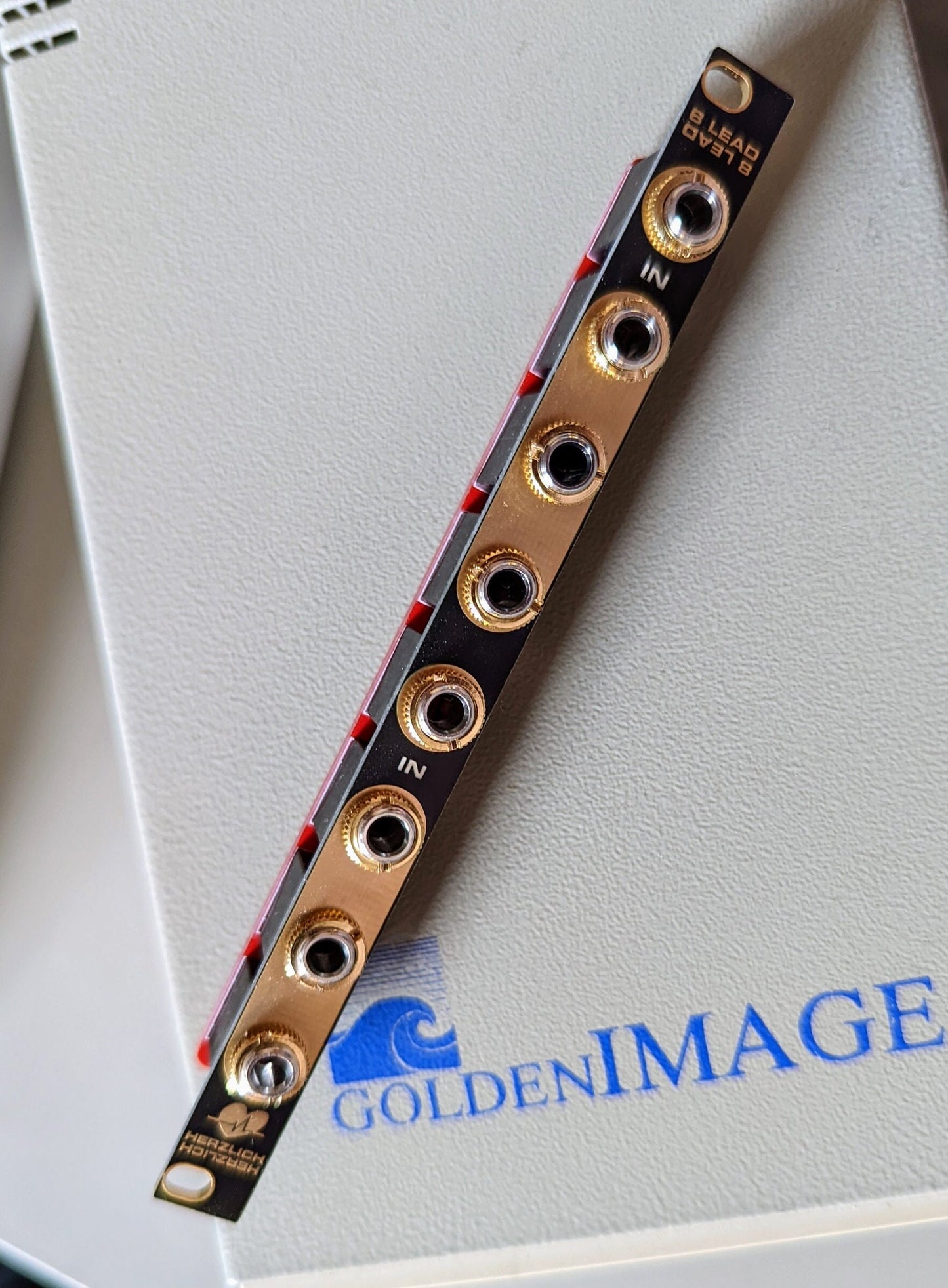 Passive multiple 2hp - Herzlich 8 Lead - passive multiple in black and gold for Eurorack and modular, limited edition